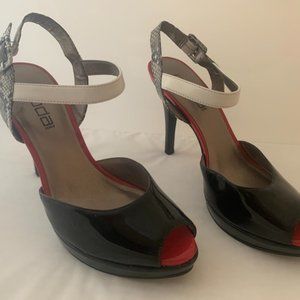 Designer 9.5 Moda Spana Shoes Like New Black White
